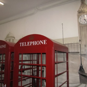 Лондонские телефонные будки появились в новосибирской колонии