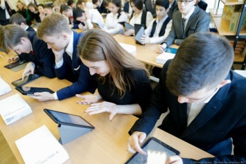Почти 70% школьников в России пользуются банковскими картами