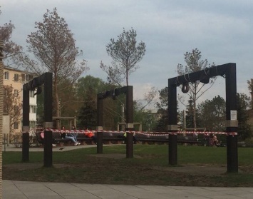 Охранники запретили кемеровчанам качаться на качелях в Парке Ангелов