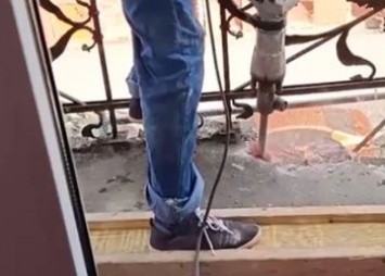 Коммунальщики без предупреждения срезали у россиянина балкон