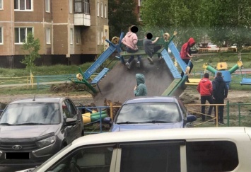 Кемеровчанка предупредила горожан об опасной детской площадке
