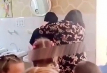 Учительница насильно смыла косметику с лица школьницы в Ростовской области