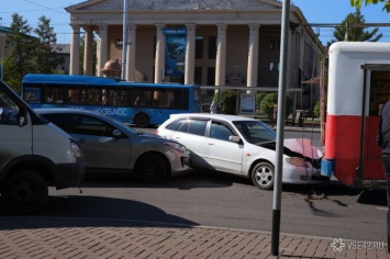 Легковушка и троллейбус зажали автомобиль в центре Кемерова