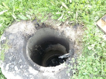 Трое подельников украли за ночь в Новокузнецке почти десяток канализационных крышек