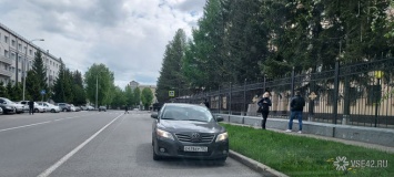 Кемеровский автомобилист припарковался на встречке возле областного главка МВД