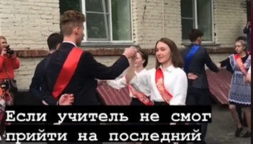 Алтайские выпускники поздравили свою учительницу в роддоме