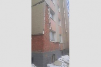 Крупные куски плитки рухнули с фасада жилого дома в Биробиджане