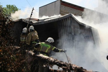 В центре Симферополя два часа тушили загоревшийся дом, - ФОТО, ВИДЕО