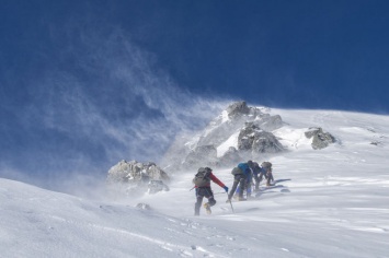 Гид группы альпинистов скончался при восхождении на гору Эльбрус