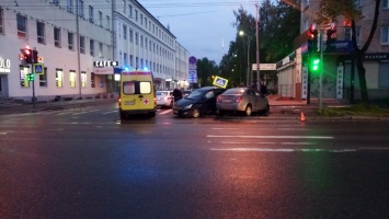 Два автомобиля вылетели с дороги после мощного столкновения в центре Петрозаводска