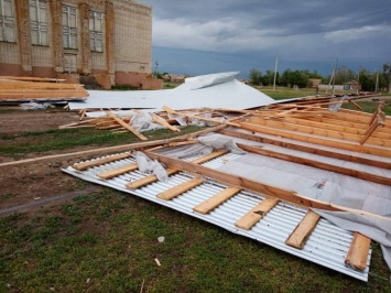 Ночной ураган сорвал новую крышу ДК в саратовском селе