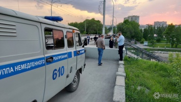 Кемеровчане обнаружили тело человека в кустах в центре города