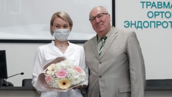Медикам федерального центра травматологии в Барнауле вручили награды
