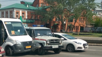 В Барнауле столкнулись маршрутный автобус и автомобиль Росгвардии