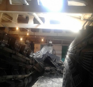 Очевидцы сообщили об обрушении плит перекрытия в здании алтайской птицефабрики