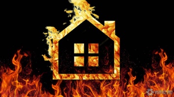 Почти 30 человек в Кемерове тушили горевший жилой дом