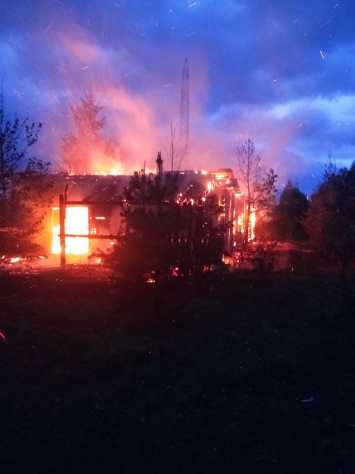 Ночью постройка в карельской деревне выгорела дотла
