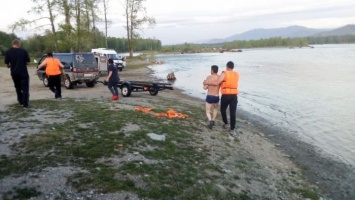 Сотрудники МЧС спасли пловца, который пытался искупаться в Катуни