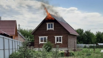 Во время грозы молния попала в крышу одного из домов в Барнауле