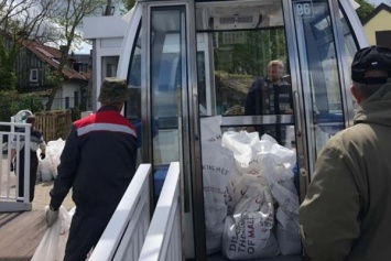 Первыми пассажирами колеса обозрения в Зеленоградске стали мешки с грузом