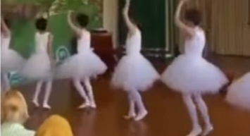 Сотрудница махачкалинского лицея прокомментировала ситуацию со школьниками в балетных пачках
