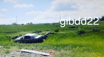 В пригороде Барнаула иномарка слетела с дороги и врезалась в дорожный знак
