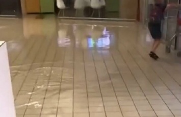В Симферополе затопило торговый центр, - ВИДЕО