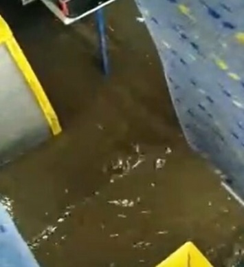 Потоп на ж/д вокзале Симферополя изнутри троллейбуса, - ВИДЕОФАКТ