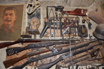 «Поклонника» нацистов из алтайского села задержали у подпольного склада оружия и человеческих останков