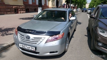 Водитель "человека из администрации" перегородил дорогу другим автомобилистам в центре Кемерова