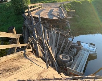 Самосвал разрушил деревянный мост в Олонецком районе