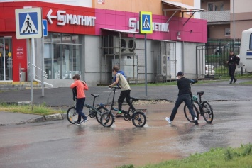 Более 100 велосипедистов "нарезали круги" вокруг саратовского бульвара