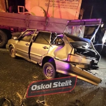 В Белгородской области легковушка влетела в стоящий грузовик, водитель в больнице