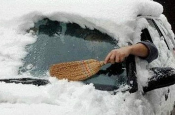 Названы главные проблемы из-за сугробов снега на крыше авто