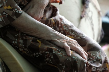 Кемеровчанка пожаловалась на отказ "соцопеки" забирать "немытую" пенсионерку