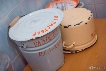 Продавец кузбасского магазина справлял нужду в ведро в морозильной камере