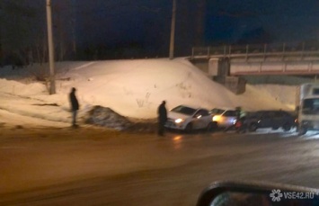 Такси и еще два автомобиля попали в аварию в Кемерове