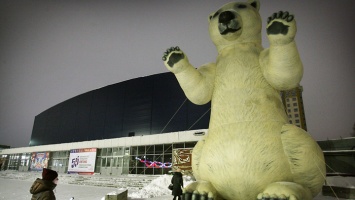 Огромный полярный медведь установлен на площади Сахарова. Фото