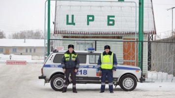 В Алтайском крае экипаж ГИБДД доставил в больницу беременную женщину