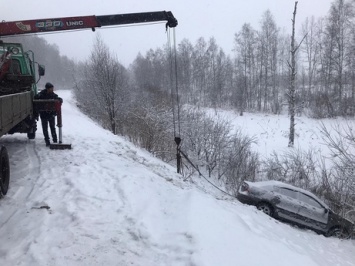 Два автомобиля слетели в кювет на скользкой дороге в Кузбассе