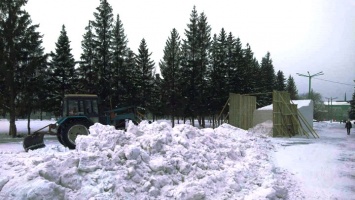 Елочка, зажги! К Новому году в Бийске строят несколько снежных городков