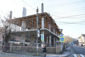 В Симферополе рядом с культурно-досуговым центром выявили незаконную стройку