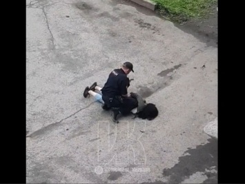 Кемеровские полицейские заковали в наручники несовершеннолетнюю