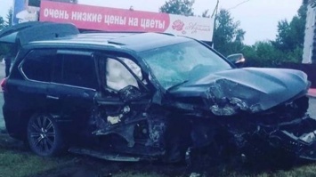 Lexus «в мясо». В Барнауле водитель разбил автомобиль и пострадал сам