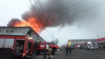 В Петропавловске-Камчатском горит заброшенное здание ДК