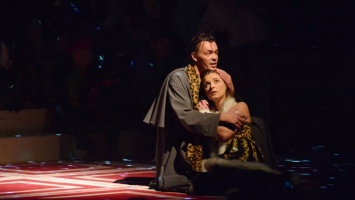 Две фуры с декорациями: Алтайский театр драмы собирается в Москву