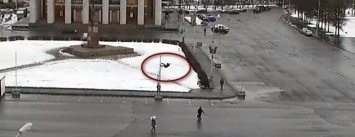 Умер электромонтер, который сорвался с пятиметровой высоты на площади Кирова