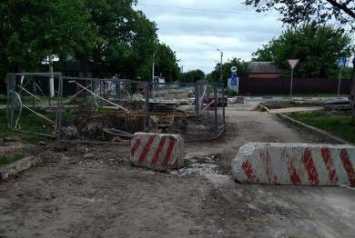 В Разумном Белгородского района второй год не закапывают яму на дороге