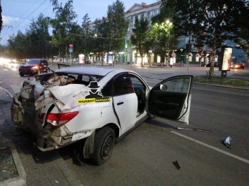 Один человек погиб и несколько пострадали в очередной серии ДТП летним вечером в Барнауле