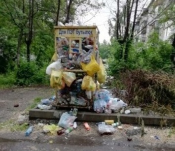 Кузбассовцы пожаловались на переполненные емкости для сбора пластиковых бутылок